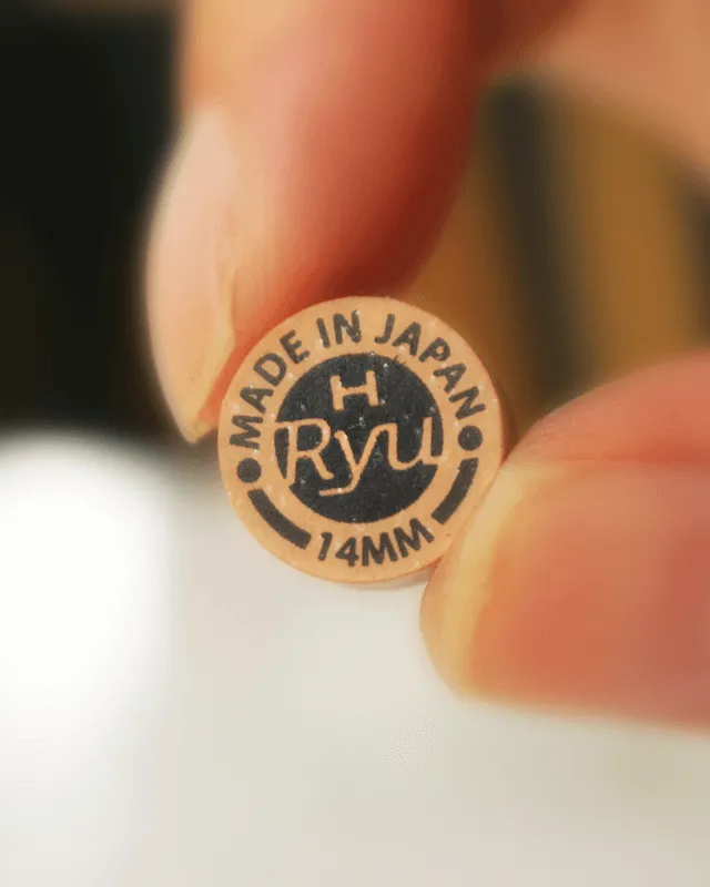 A Ryu Tip marked H held between fingertips.